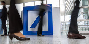 Beine vor einem Deutsche-Bank-Logo
