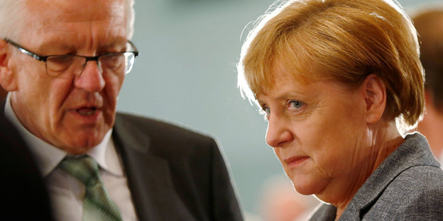 Winfried Kretschmann und Angela Merkel stehen nebeneinander