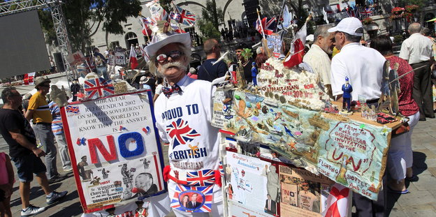 Ein Mann ist geschmückt mit Symbolen seiner Anhängerschaft Groß Britanniens