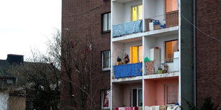 Ein Mehrfamilienhaus mit erleuchteten Fenstern