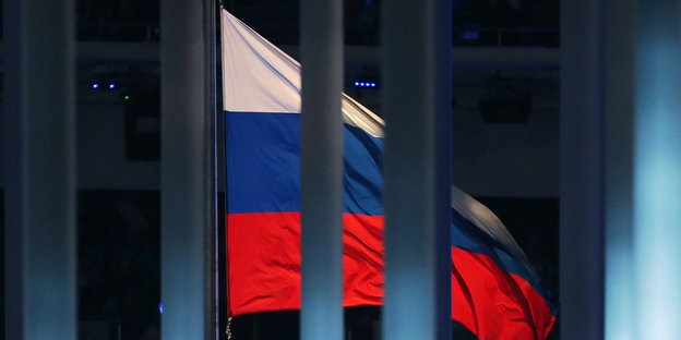 Eine russische Fahne hinter einem Zaun