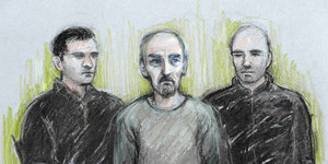 Zeichnung, auf der drei Männer zu sehen sind, Polizeibeamte mit dem Verdächtigen Thomas M. in der Mitte