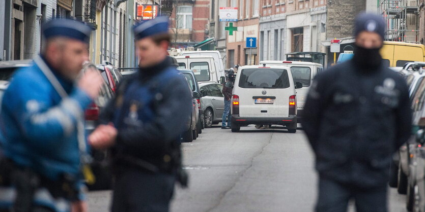 Polizisten und Einsatzwagen in einer Straße