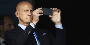 Ex-Schiedsrichter Pierluigi Collina macht ein Foto mit seinem Smartphone