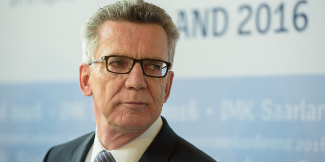 Ein Mann mit Brille. Es ist Thomas de Maizière