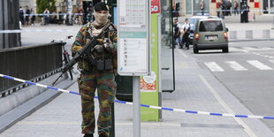 Armeepatrouillie am Sonntag vor dem Brüsseler Hauptbahnhof.