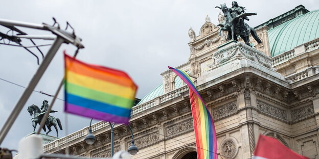 Regenbogenfahnen wehen vor der Wiener Staatsoper