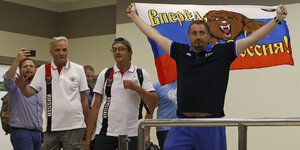 lexander Schprykin von der Organisation russischer Fußball-Fans und weitere Anhänger bei ihrer Ankunft auf dem Moskauer Flughafen nach ihrer Ausweisung aus Frankreich.