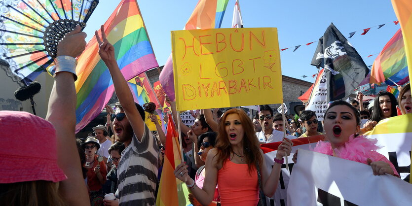 Menschen mit Regenbogenfahnen