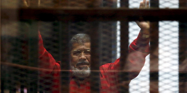 Mohammed Mursi hinter Gefängnisgittern