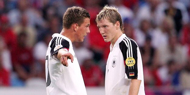 Bei der EM 2004 unterhalten sich Lukas Podolski und Bastian Schweinsteiger