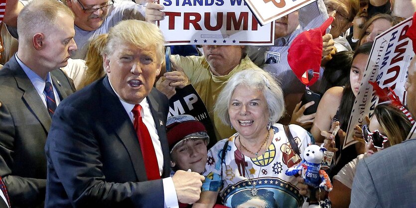 Donald Trump umgeben von Anhängern bei einer Wahlveranstaltung