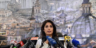 Eine Frau spricht in Mikrofone, es ist Virginia Raggi