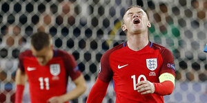 Wayne Rooney blickt verzweifelt in den Himmel