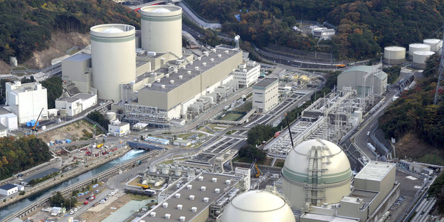 Luftbild von den Atomanlagen in Takahama, In Japan