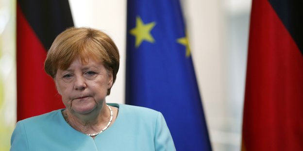 Angela Merkel blickt bedrückt nach unten