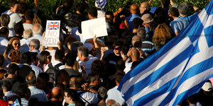 Demonstranten in Athen halten "No Brexit"-Schilder und griechische Flaggen hoch