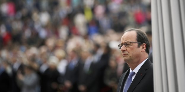 Frankreichs Präsident Francois Hollande guckt traurig