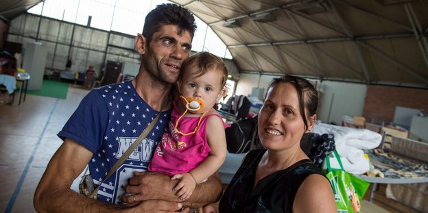 Eine Familie mit Kind in einer Flüchtlingsunterkunft