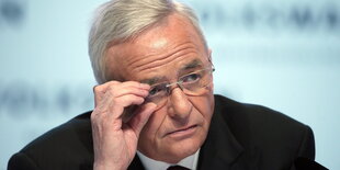 Martin Winterkorn fässt sich mit der rechten Hand an die Brille