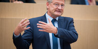 Ein Mann mit Brille gestikuliert. Es ist der AfD-Politiker Jörg Meuthen