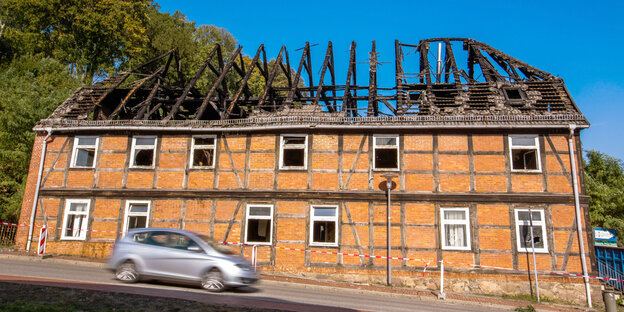 Ein ausgebranntes Haus, man kann den Dachstuhl sehen