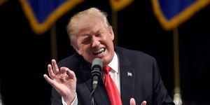 Donald Trump spricht in Las Vegas und verzieht das Gesicht