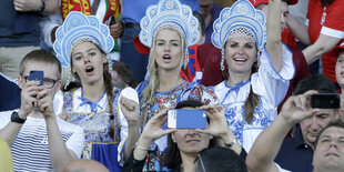 Russische Fans bei der Fußball-Em 2016 in Trachten