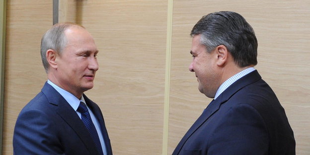 Russlands Präsident Wladimir Putin steht SPD-Chef Sigmar Gabriel gegenüber