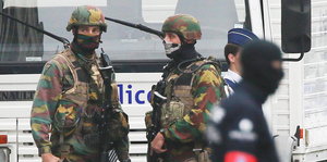 Polizeibeamte in Tarnkleidung beim Bombenalarm in Brüssel