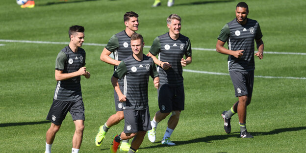 Von links: Die Fußballnationalspieler Weigl, Kimmich, Gomez, Schweinsteiger, Tah beim Training