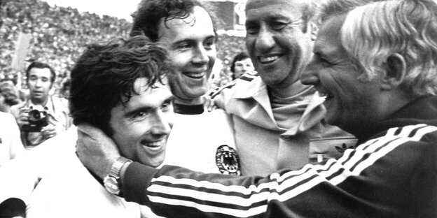 Von links: Müller, Beckenbauer, Schön und Derwall freuen sich