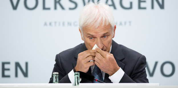 Matthias Müller, Vorstandsvorsitzender der Volkswagen AG, putzt sich die Nase