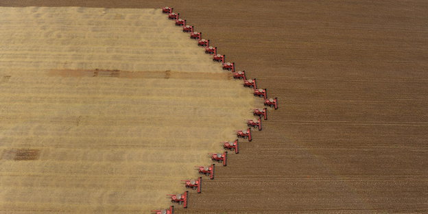 Arbeiter auf Traktoren ernten Sojabohnen in Brasilien, Luftaufnahme