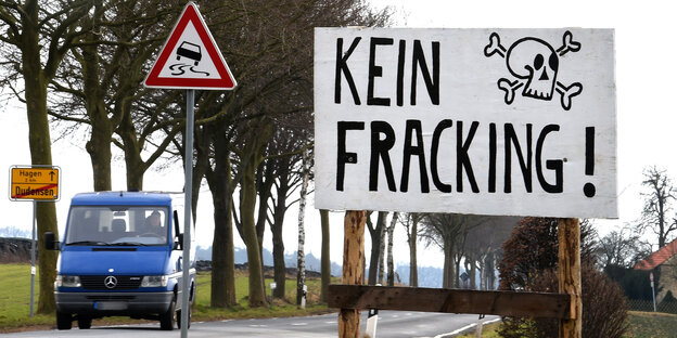 Ein Schild mit der Aufschrift "Kein Fracking" am Orstausgang von Dudensen