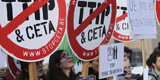 Anti-TTIP- und Ceta-Plakate bei einer Demonstration in Brüssel