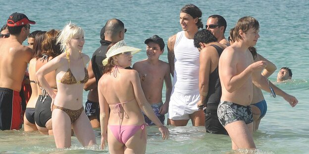 Zlatan Ibrahimoviic am Strand, umgeben von Menschen