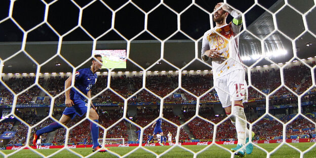 Sergio Ramos hält sich die Hand an den Kopf, nachdem Kroatien das 2:1 erzielt hat