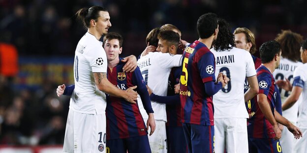 Zlatan Ibrahimovic umarmt Lionel Messi, im Hintergrund weitere Fußballer