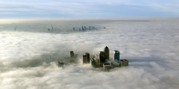 Luftbild der Londoner City im Nebel