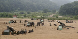 Militärübungen auf einem Feld