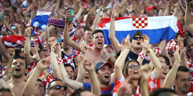 Kroatische Fußballfans feiern ihr Team