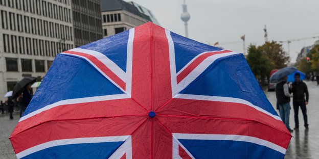 Schirm mit britischer Flagge im Regen