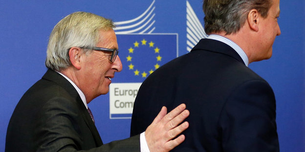 Jean-Claude Juncker hat seine Hand auf David Camerons Rücken gelegt