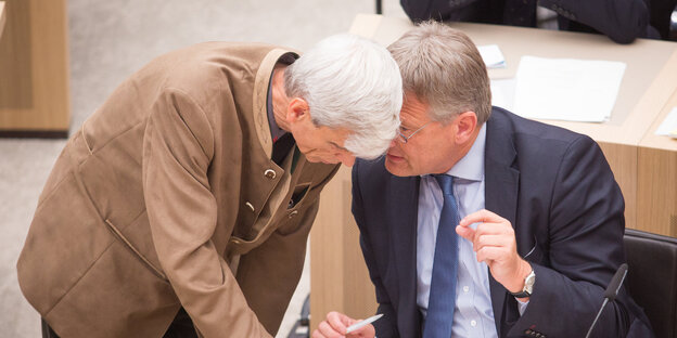 Zwei Abgeordnete des baden-württembergischen Landtages unterhalten sich im Plenarsaal