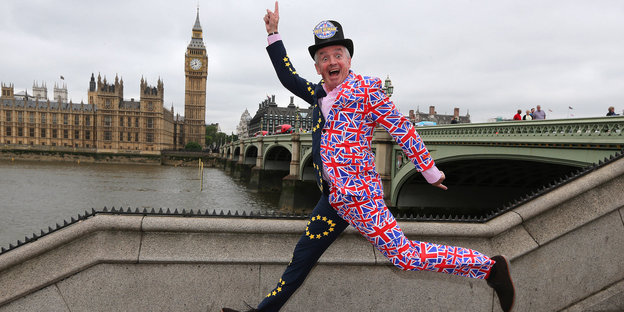 Ein in die Luft springender Mann mit einem Zylinder und einem Anzug dessen Stoff in UK- und EU-Farben gespalten ist