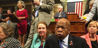 Politiker sitzen im US-Kongress auf dem Boden