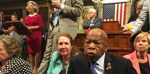 Politiker sitzen im US-Kongress auf dem Boden