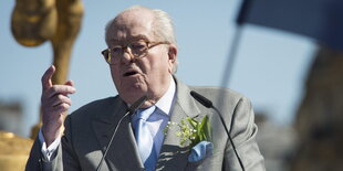 Jean-Marie Le Pen steht vor einem Pult