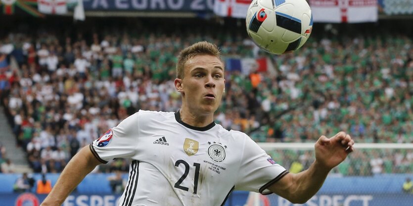 Joshua Kimmich läuft einem hohen Ball hinterher